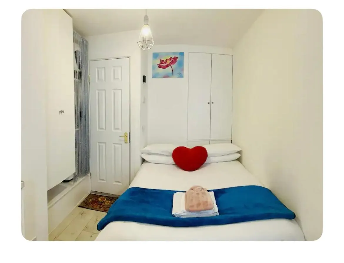 Central Haven - Walk To Beach, Train Station & City Center Brighton Apartment